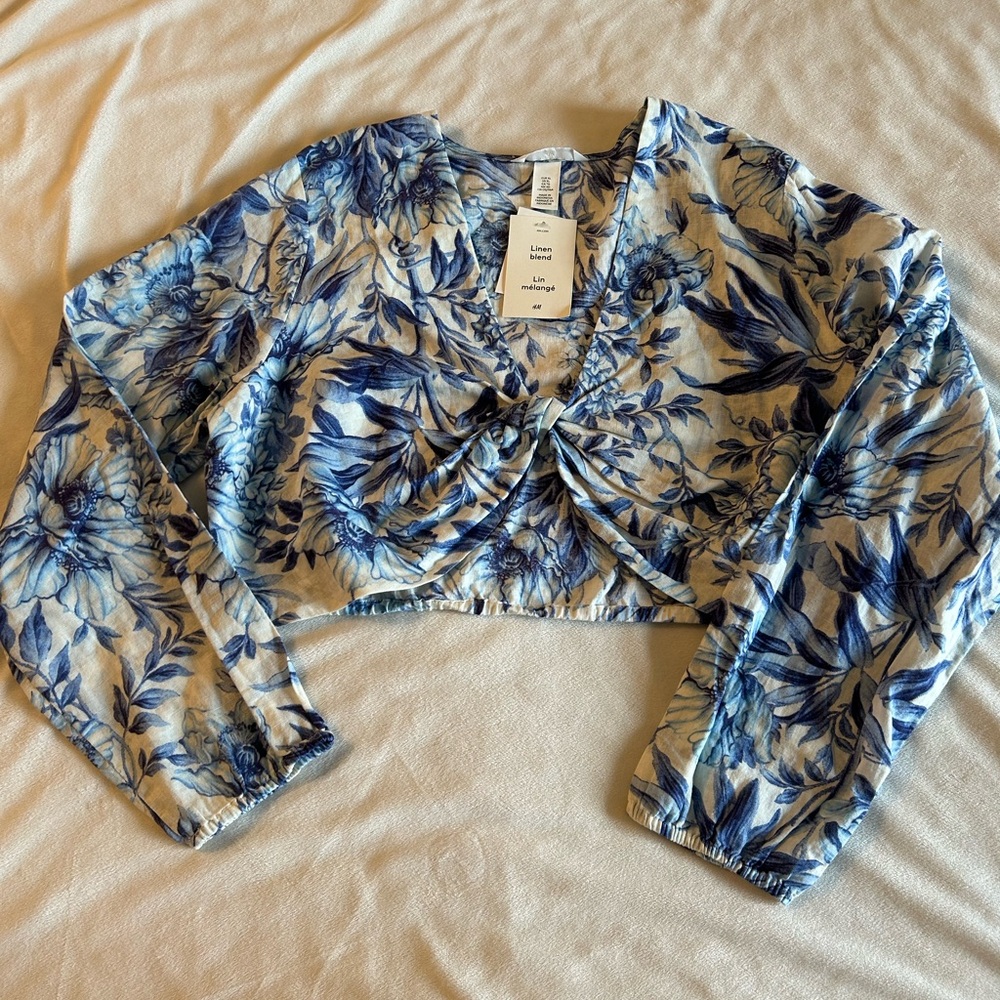 H&M blue floral crop top. Size XL